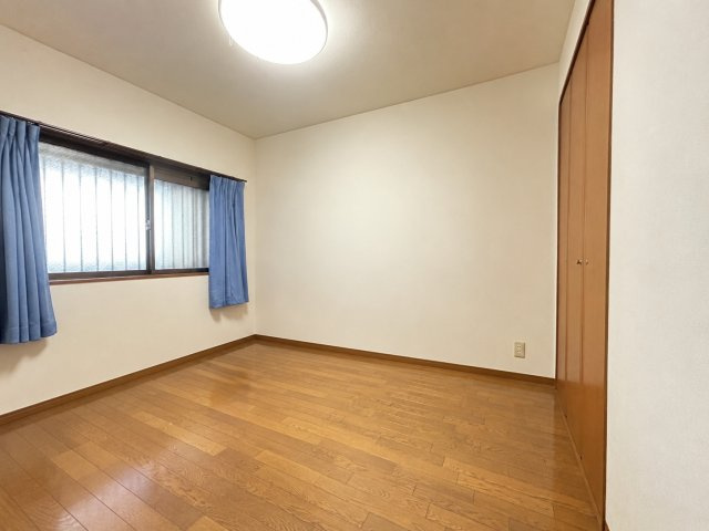 約5.5帖の洋室は木目調のフローリングと白い壁でまとめられた落ち着きある空間。窓から自然光を取り込め明るさも感じられます。収納も備えている為衣類や日用品を整理しやすく子供部屋書斎など幅広く活用できます