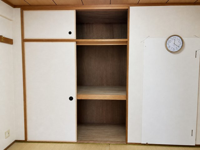 和室には天袋付きの押入を備え収納スペースをしっかり確保しています。上下に分かれた奥行のある造りで布団や座布団、季節用品などの収納にも便利。普段使わない荷物をまとめて片付けることですっきりと活用できます