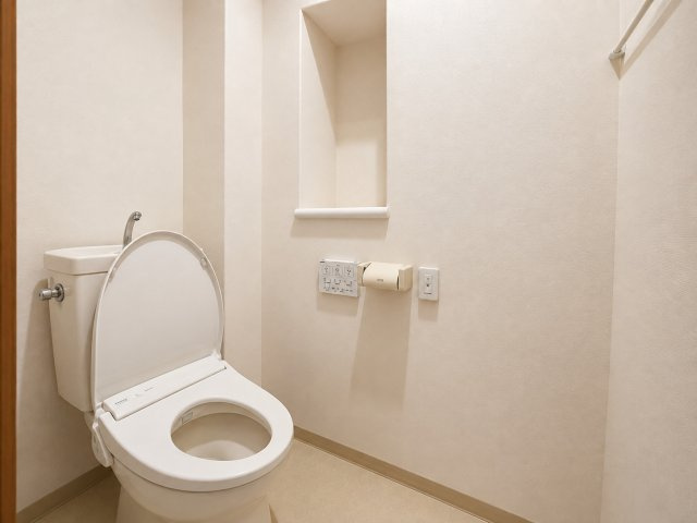 白を基調としたシンプルで清潔感のあるトイレ。壁面には操作パネルが設置されすっきりとした空間に仕上がっています。正面には小物などを置けるニッチスペースもあり限られた空間を有効活用。気持ちよく使用できます