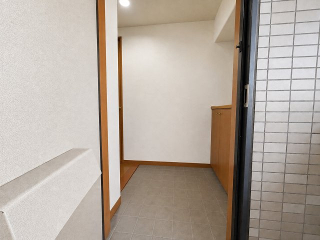 ゆとりを感じられる玄関スペースは白を基調とした明るく清潔感のある空間です。玄関横にはシューズボックスを備えており靴類をすっきり収納可能。土間部分にも余裕がある為毎日の出入りがしやすい玄関です。