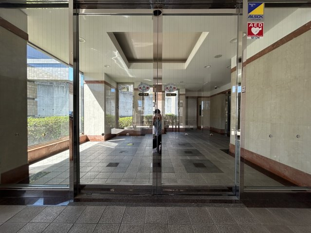 ガラス扉を採用した明るく開放感のあるマンションエントランス。外からの自然光が入り、共用部もすっきりとした印象です。住戸部分へ向かう入口として、落ち着きと清潔感を感じられる共用スペースとなっています。　