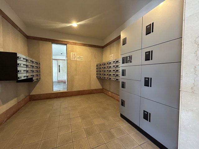 共用部には宅配ボックスが設置されており不在時にも荷物を受け取りやすい便利な設備です。日中仕事などで留守にすることが多いご家庭にも嬉しいポイント。郵便受けも同じスペースにまとまり帰宅時に確認しやすいです