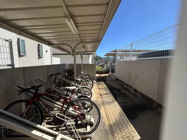 敷地内には屋根付きの駐輪スペースを確保。自転車を雨や強い日差しから守りやすく、日常的に自転車を利用する方にも便利です。通勤・通学はもちろん、近隣への買い物など、自転車を活用した暮らしをサポートします。