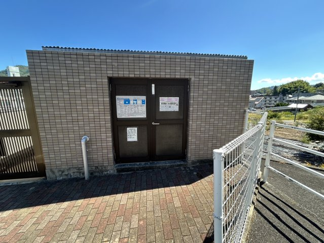 敷地内に共用のゴミ置き場が設けられています。建物とは別にスペースが確保され、扉付きのためゴミが外から見えにくいのもポイント。日々のゴミ出しを行いやすく、マンション生活を支える便利な共用設備です。　