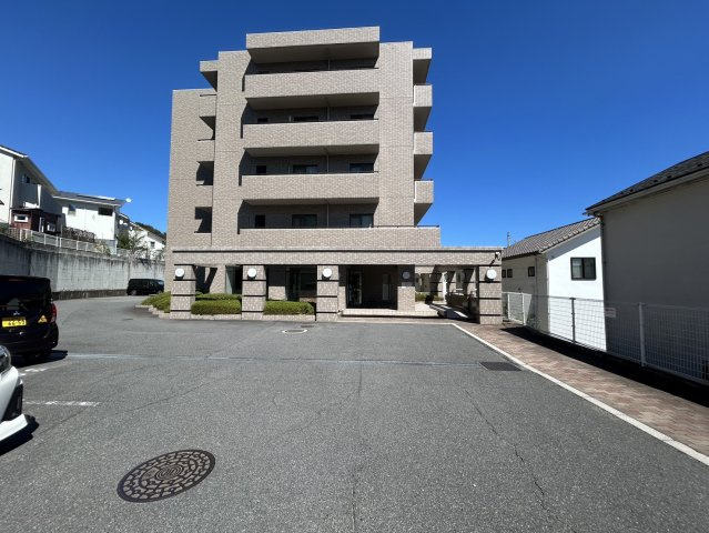 周囲には戸建住宅や山並みが見られ、落ち着いた住環境を感じられる立地です。マンション敷地内にもゆとりがあり、建物周辺は開放的な印象。自然を身近に感じながら、穏やかな暮らしを希望される方にもおすすめです。