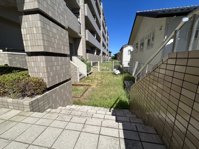 マンション周辺は戸建住宅が建ち並ぶ落ち着いた雰囲気の住環境です。敷地内に植栽が設けられ建物まわりにもゆとりを感じられます。周囲に住宅がありながらも圧迫感が少なく穏やかな暮らしをイメージしやすい環境です