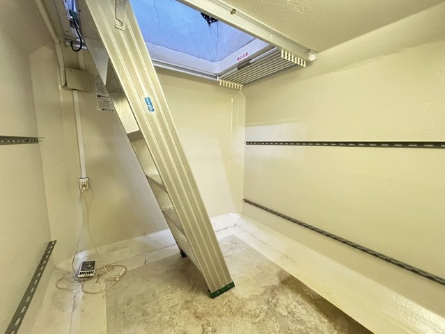 床下にはゆとりのある収納スペースを確保。高さと奥行きがありさまざまな荷物をまとめて保管できます。居室とは別に収納場所を確保できるため住空間をすっきりと保ちやすく、荷物が多いご家庭にも嬉しいスペースです