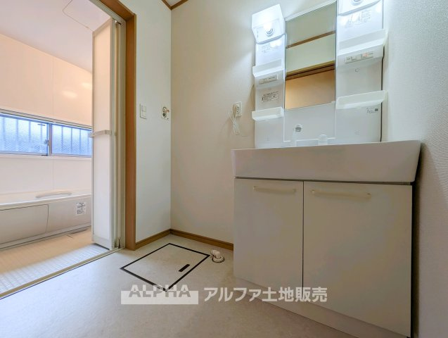 【Powder　room】　◆独立洗面台◆朝の身支度や帰宅後の手洗いも快適に行える独立洗面台。収納スペースも備えており、洗面用品をすっきり整理できる使い勝手の良い空間です。