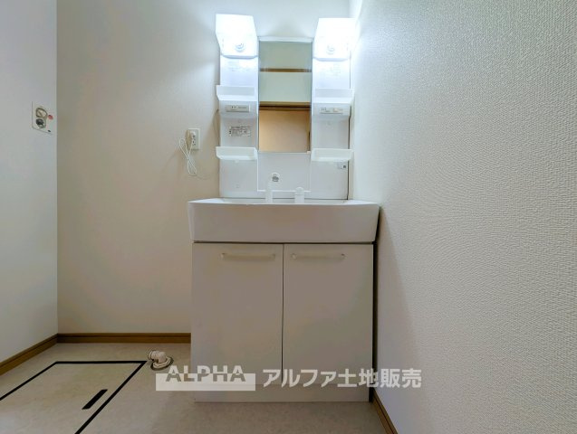 【Laundry　space】　◆ランドリースペース◆洗濯から乾燥までを効率よくこなせる家事空間。浴室換気乾燥機を備えており、外干しが難しい日でも快適に洗濯物を乾かせます。