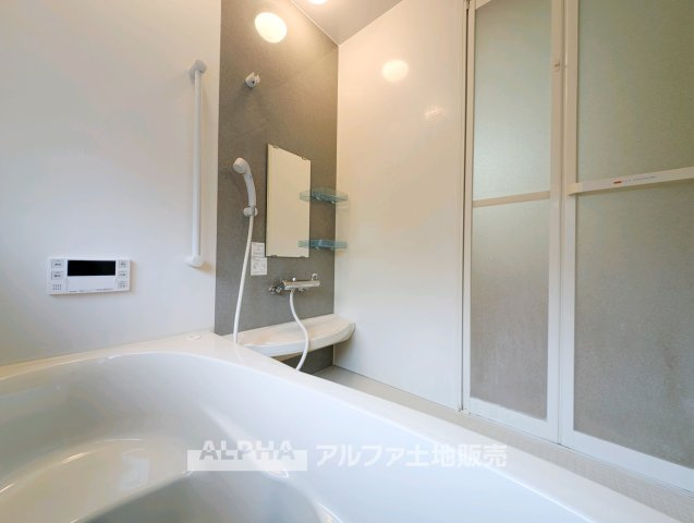 【Bath　room】　◆バスルーム◆一日の疲れをゆっくり癒せる落ち着いたバスルーム。浴室乾燥機付きで天候を気にせず洗濯でき、毎日の暮らしにも便利な空間です。