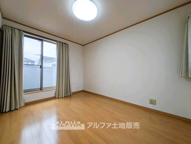 【bright　room】　◆明るさを感じる洋室◆やわらかな光が室内に広がり、日中も快適に過ごせる一室。プライベート空間として落ち着いた時間を過ごせます。