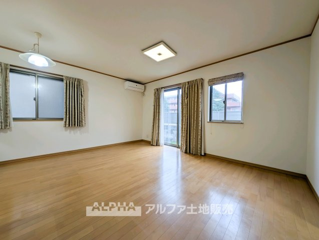 【Weekend　Living】　◆休日も心地よく◆　家族で映画を楽しんだり、ゆっくりコーヒーを味わったり。何気ない休日の時間を豊かにしてくれるリビングです。