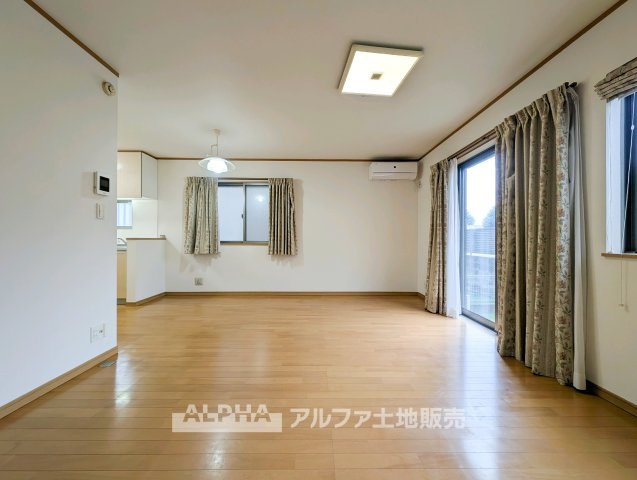 【Family　Living】　◆家族が集うリビング◆　食事のあとも自然と会話が弾み、テレビを囲んでくつろぐ時間を楽しめるリビング。家族が顔を合わせる機会を自然と育む空間です。