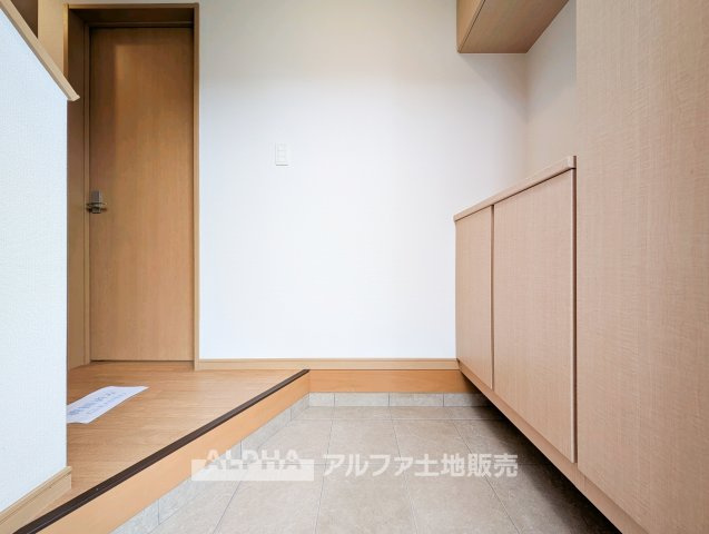 【Welcome　Space】　◆玄関◆帰宅時にほっとできる、穏やかな空気感の玄関。整った空間が日々の切り替えを自然にサポートし、来客時にも好印象を与えます。