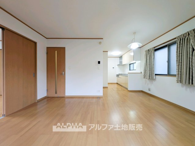 【Time　Together】　◆日常を彩る空間◆　食事や会話、読書や映画鑑賞など、ご家族それぞれの過ごし方を受け止めるリビング。何気ない日常を心地よい時間へとつなげます。