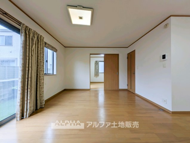 【Living　Space】　◆暮らしの中心◆　家族との団らんや来客時のおもてなし、お子様の遊び場や学習スペースなど、さまざまなライフシーンに対応するリビングです。