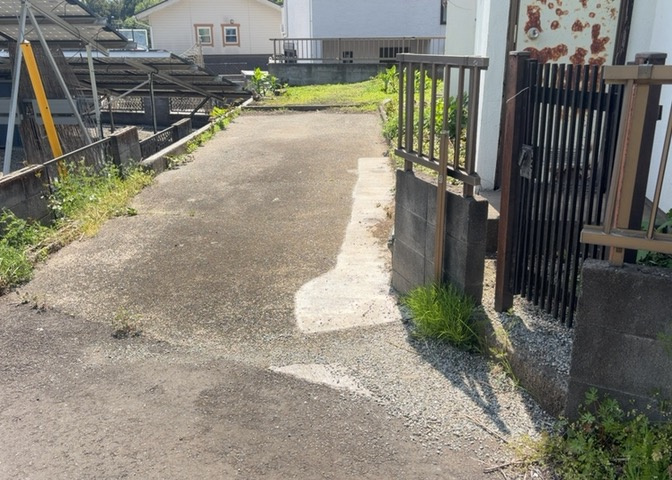 土地の形が極端に長細かったり、狭小地、あるいは道路との高低差がある傾斜地だった場合、後々売ろうとしても買い手がつかない場合もあります。後々、売却することになった時に価値の下がらない土地を選びましょう。