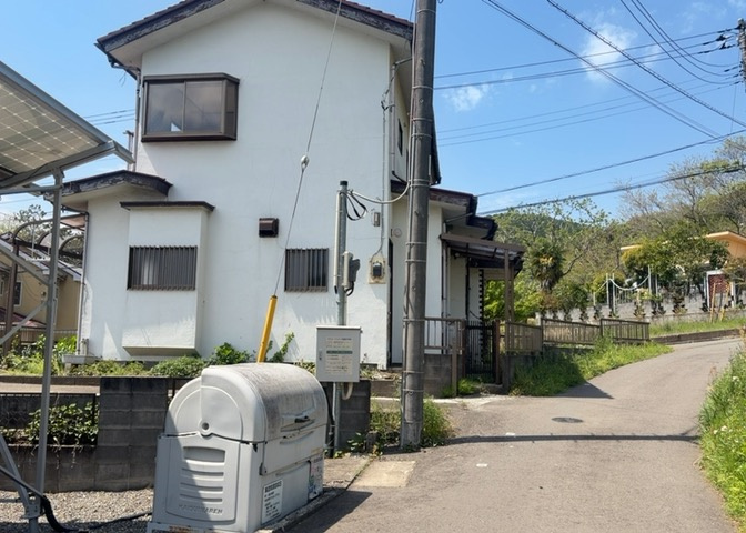 家を建てる場合、方位は要チェックです。現実的に日当たりのよい家ならばリビングは南側、建築基準法でも北側に当たる家への配慮は求められています。土地を見学に行く際は、方位磁針を持って行くようにしましょう。