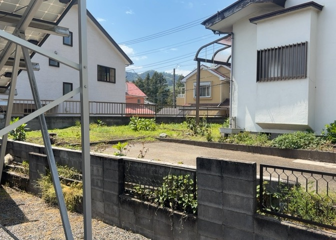 土地を買う際、住む地域の自治体や福祉の補助制度にも注目してみましょう。子供や老人の医療補助やゴミ出しのルールなど、自治体によってルールに大きな違いがあるため、暮らしやすい土地で判断するとよいでしょう。