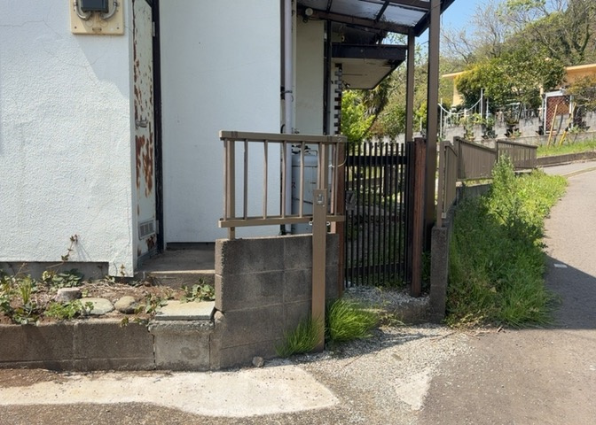 土地の前の道路に消火栓が設置されていることがあります。この場合、道路交通法第45条第1項により、駐車禁止の場所が指定されています。そのため、車庫などの駐車スペースをつくることができない場合があります。
