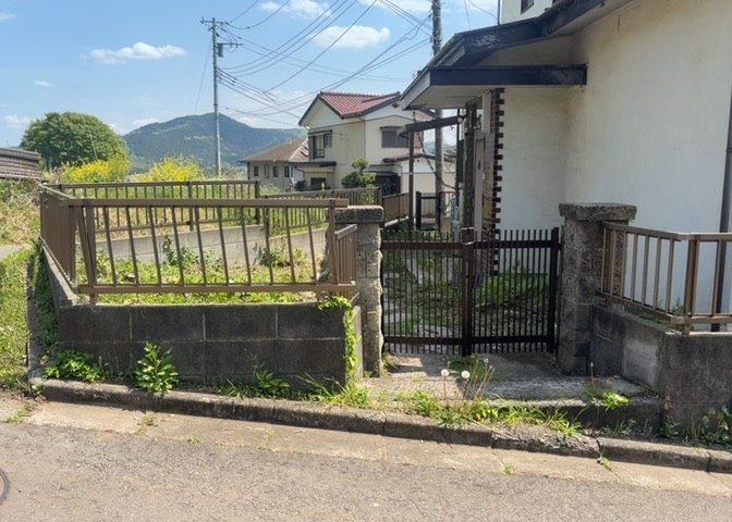 現地に行くなら、物件の周囲の地形がどうなっているかを見ることも大切です。周辺より低くなっている土地では、大雨などで水が集まりやすいため、地盤が弱くなっているということも考えられるため、注意が必要です。