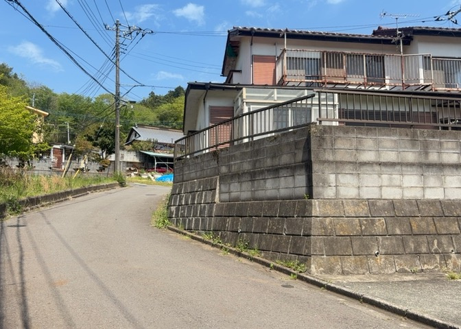 隣家の土地はどうなっているのか、生活利便施設が近くにあるのか、学校まで近いかなど、お客様のライフスタイルにあわせたイメージが重要です。また、近くにあると困る施設が近くにないかも確認するといいでしょう。