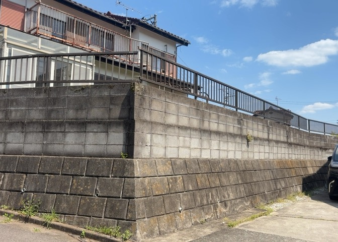 土地購入を検討されている場合、境界杭がない状態で購入してしまうと境界確定測量をする必要があり、費用がかかります。購入の前に、売主、隣土地所有者立ち合いのもと境界を確定し境界杭を設置するのがベストです。