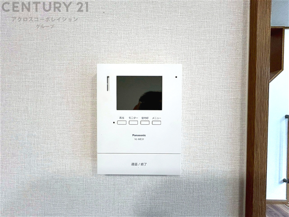 訪問者が来たときにテレビ画面で確認できるため、安心してドアを開けられます。録画機能があるものもあり、留守中に来訪者を記録しておくことができます。利便性が高く、セキュリティ面でも安心です。