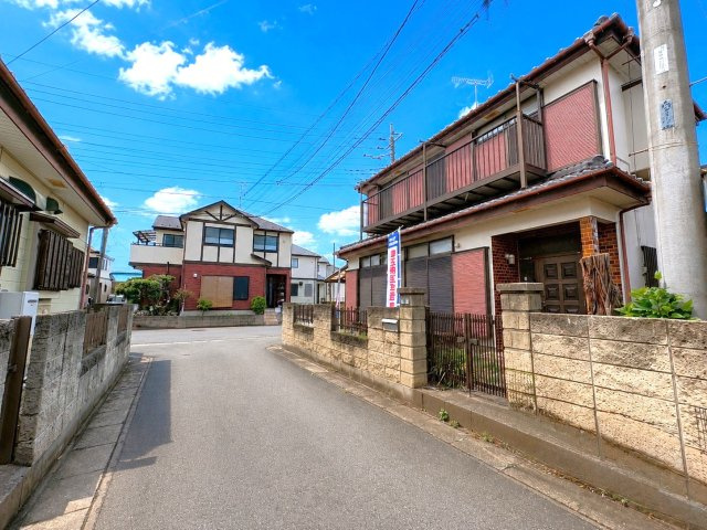 南西角地で陽当り良好！当社では一級建築士による無料の間取りプランの作成も承ります。お気軽にご相談下さい(*^_^*)