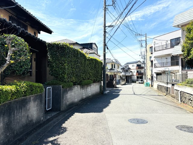 北東側約6ｍ道路に面し、接道間口は約15.2ｍと開放感たっぷり。お車の出し入れや出し入れもスムーズに行えます。