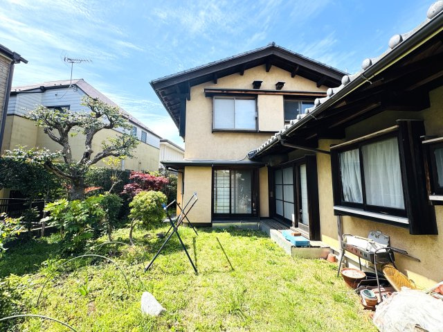 1984年1月築、職人のこだわりと美学が詰まった和風一戸建て。古き良き日本の建築美を今に伝える外観です。