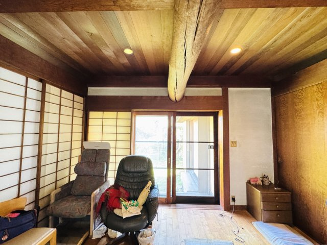 柔らかな光が差し込む心地よい室内。時の流れを忘れて、陽だまりの中でゆったりと読書を楽しむ贅沢なひと時を。