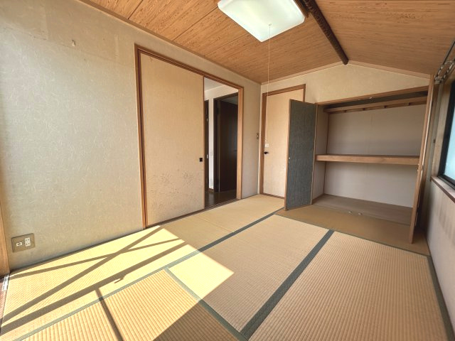 2階和室。南側から撮影。収納も両開きですので、お荷物の出し入れもスムーズです。