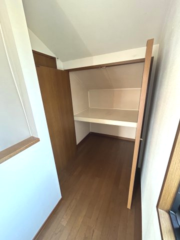 2階ホールにある収納。両開きのため、お荷物の出し入れも便利です。