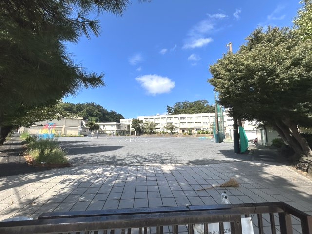 釜利谷小学校まで約70メートル。