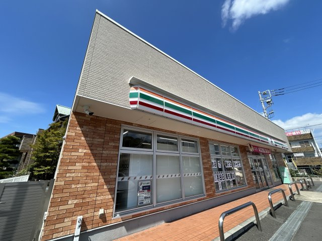 セブンイレブン横浜釜利谷東7丁目店まで約450メートル。