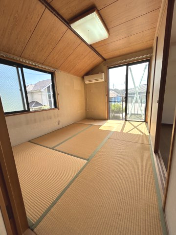 2階和室6帖。落ち着いた空間でくつろぐことができます。