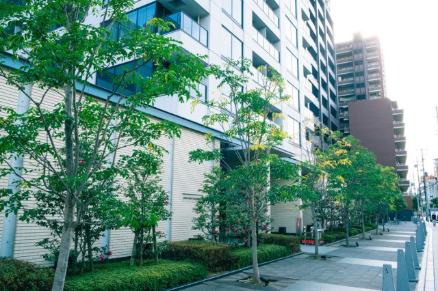 【エントランス外観】マスターズエントランスです。植栽を立体的に配置することで、開放感と奥行きを演出！