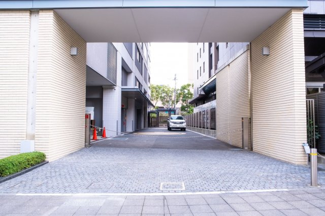 【敷地内駐車場】きちんと整備されたきれいな駐車場です！十分な広さがあり、車の出し入れもスムーズ！
