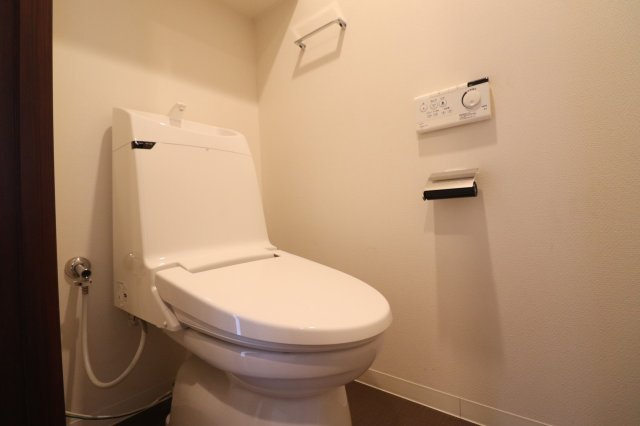 【トイレ】上部棚がありシンプルな作りで無駄のないトイレです！