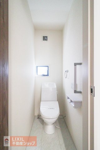 【トイレ】現地完成写真。温水洗浄暖房便座付き。小窓がついており採光と換気ができるようになっています。2階にもトイレがございます。