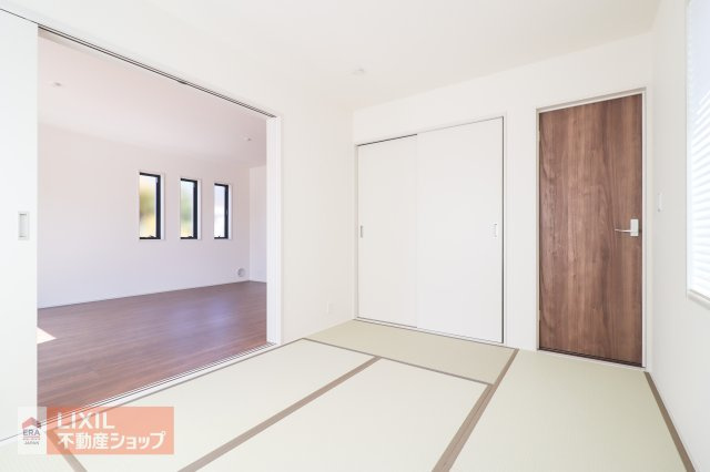 【和室】現地完成写真。ゆったりくつろぎスペース。お子様の遊び場としても重宝しますね♪収納も付いておりお布団やおもちゃをしまっておけます。