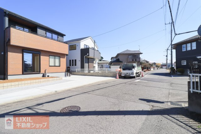 【前面道路】現地完成写真。前面道路は道の広さも十分確保されており駐車も楽々です。