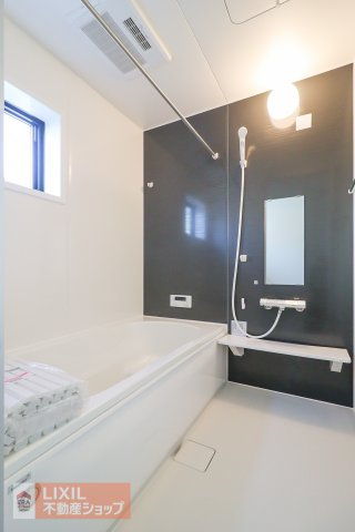 【浴室】現地完成写真。一坪風呂でお子様と一緒でもゆったりと寛げます。浴室暖房乾燥機もついており雨の日のお洗濯物を干すことができます。