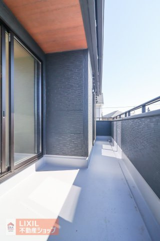 【バルコニー】南向きの広々バルコニーは日当たり、風通しが良く、お布団や洗濯物がたくさん干せます。