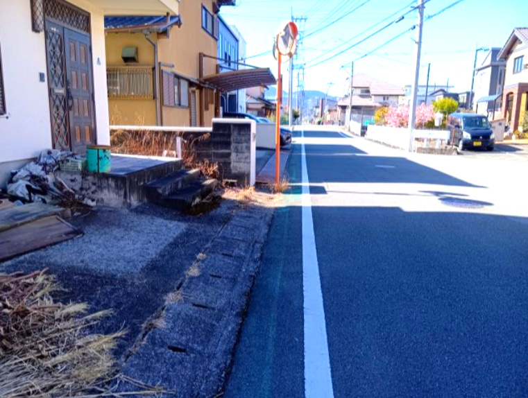 車で5分圏内に郵便局や銀行、ドラッグストアもあります。　利便性が良く、生活しやすいですね。