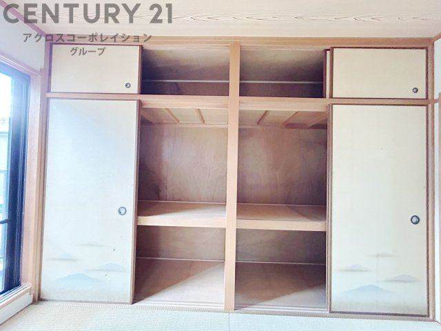 押入れは季節の衣類、寝具などを収納できます。伝統的な美しさと実用性が融合し、収納物を保護する調湿・換気効果があります。使い方によっては書類や小物なども効果的に整理でき空間を有効活用できます。