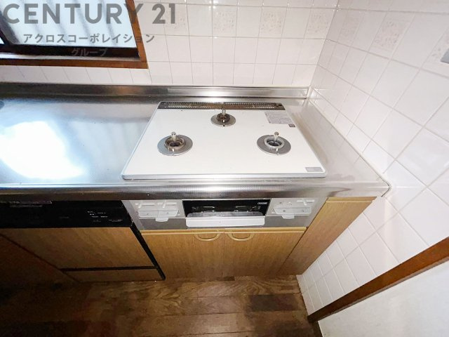 多数の調理器具を同時に使用でき、料理の効率化が可能。省エネで節約になり、様々な料理スタイルに適応できます。また、火力調整が独立しており、手入れや掃除もしやすく、今よりもっとお料理が楽しくなるかも。