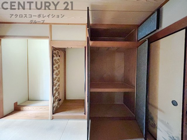 押入れは季節の衣類、寝具などを収納できます。伝統的な美しさと実用性が融合し、収納物を保護する調湿・換気効果があります。使い方によっては書類や小物なども効果的に整理でき空間を有効活用できます。