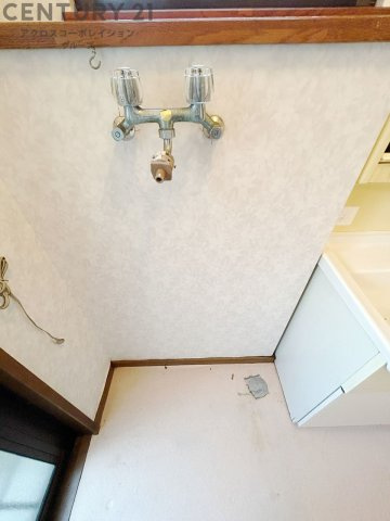 洗濯物の仕分け作業がしやすく、整理整頓が容易になります。洗濯音や湿気を他の部屋に持ち込まず、生活環境を快適に保ちます。上部を活用すれば収納スペースを確保でき洗剤や洗濯用品の整理もしやすくなります。